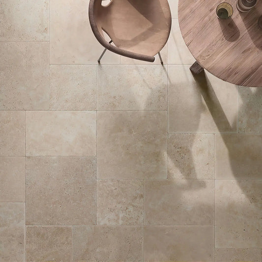 Dallage en TRAVERTIN LIGHT - Sol Mur Intérieur Extérieur Posé en terrasse extérieure, pierre naturelle beige clair à finition vieillie, aspect homogène et antidérapant