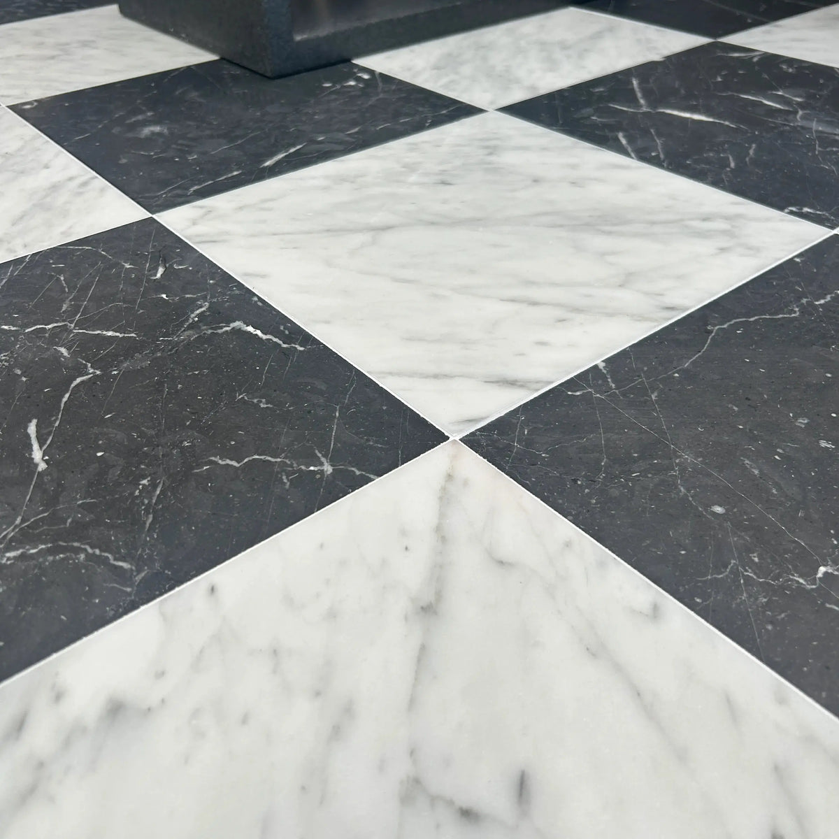 Dallage à damier MARBRE DE CARRARE et NOIR MARQUINA Minéral pierre naturelle