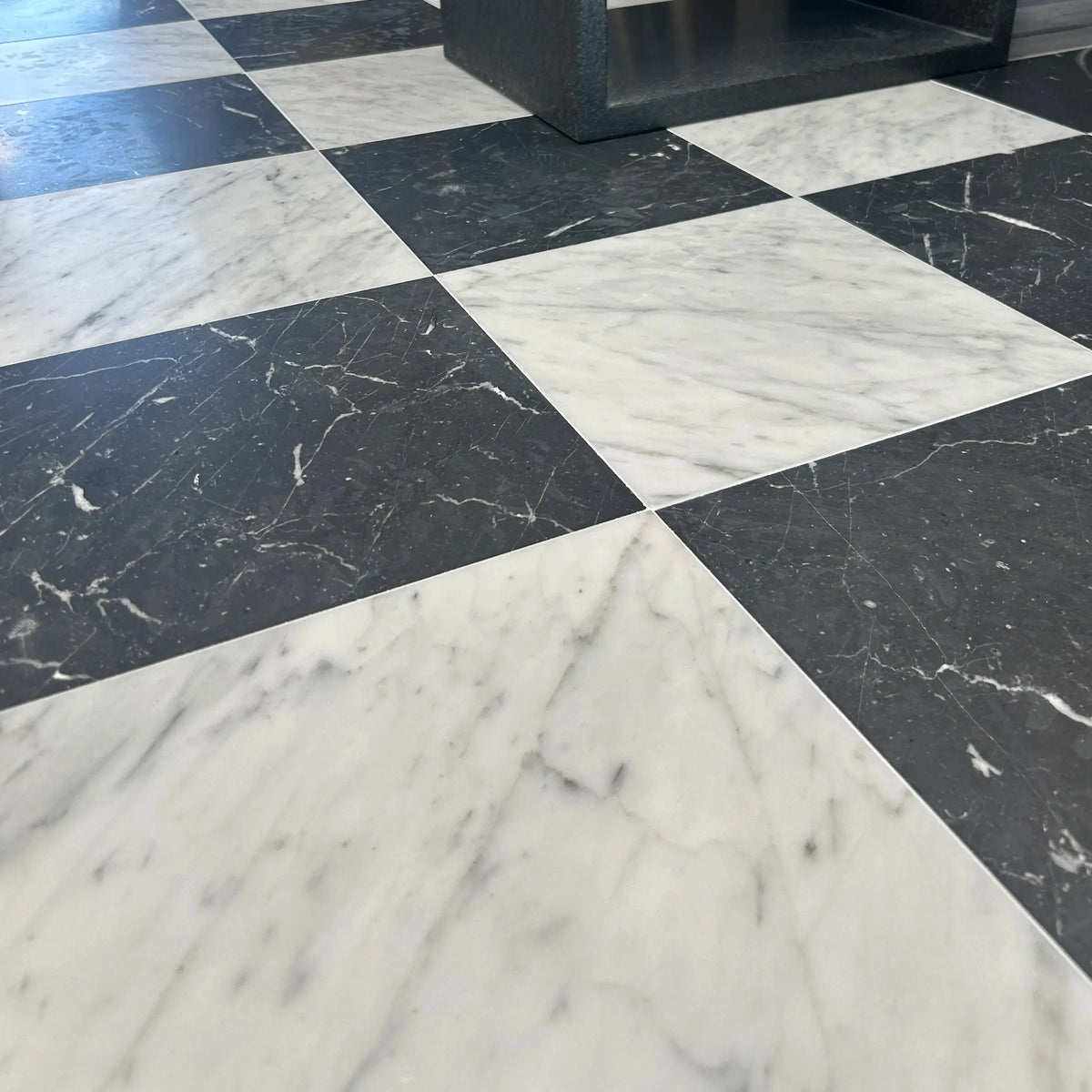 Dallage à damier MARBRE DE CARRARE et NOIR MARQUINA Minéral pierre naturelle
