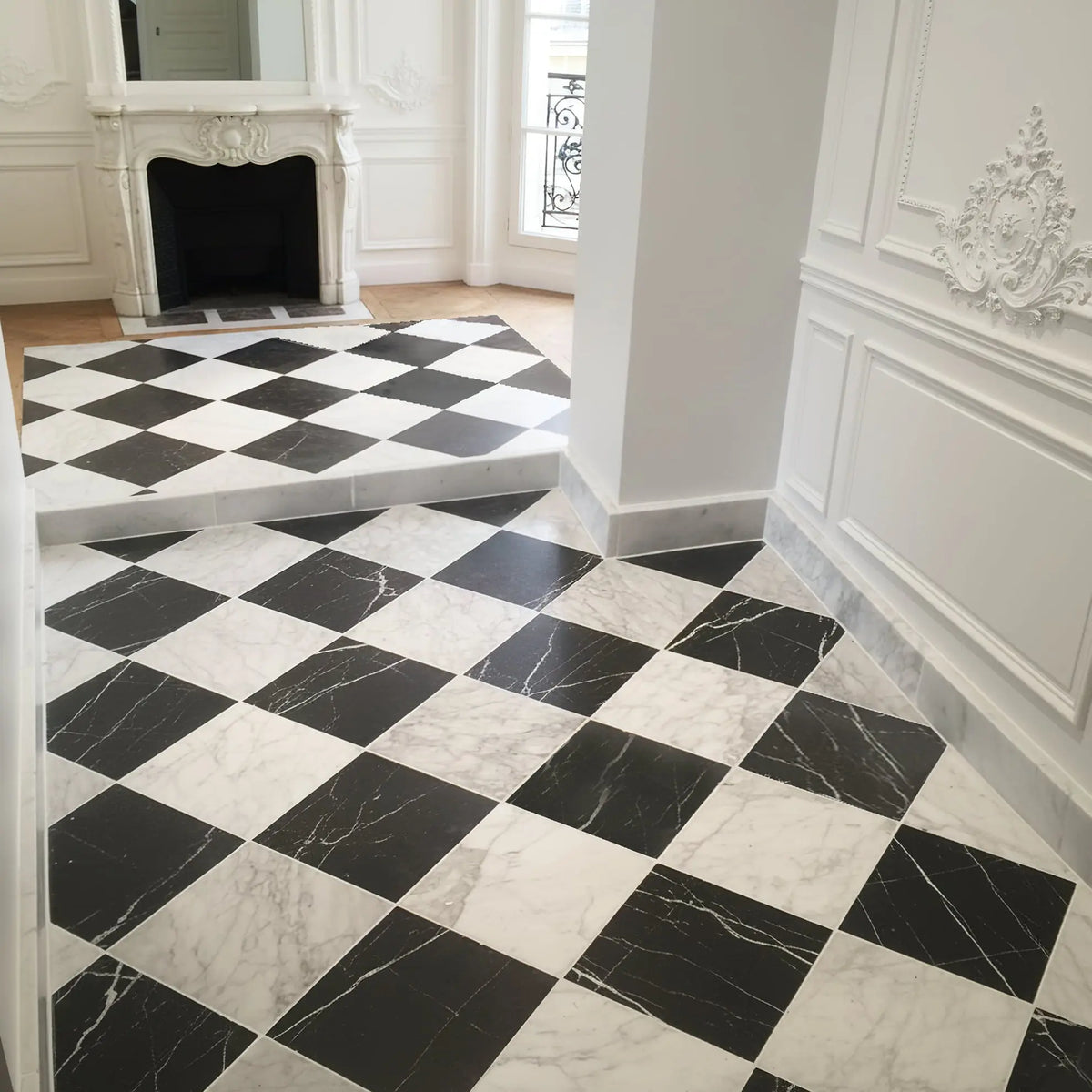 Schachbrettboden aus Marmor CARRARA und NOIR MARQUINA – Minéral Naturstein