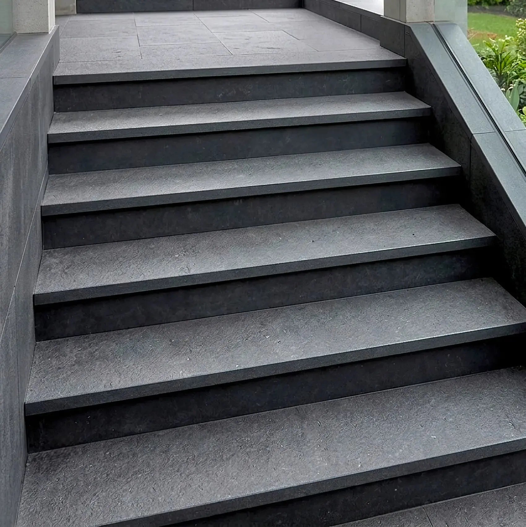 Escalier en BASALTE SUPER BLACK Minéral pierre naturelle