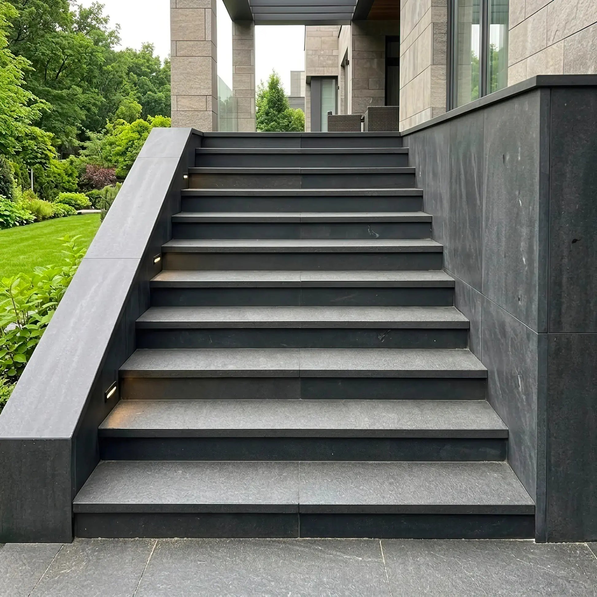 Escalier en BASALTE SUPER BLACK Minéral pierre naturelle