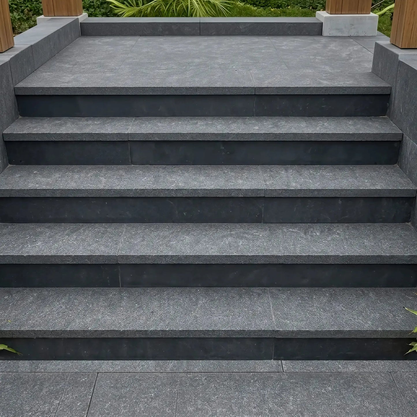 Escalier en BASALTE SUPER BLACK Minéral pierre naturelle