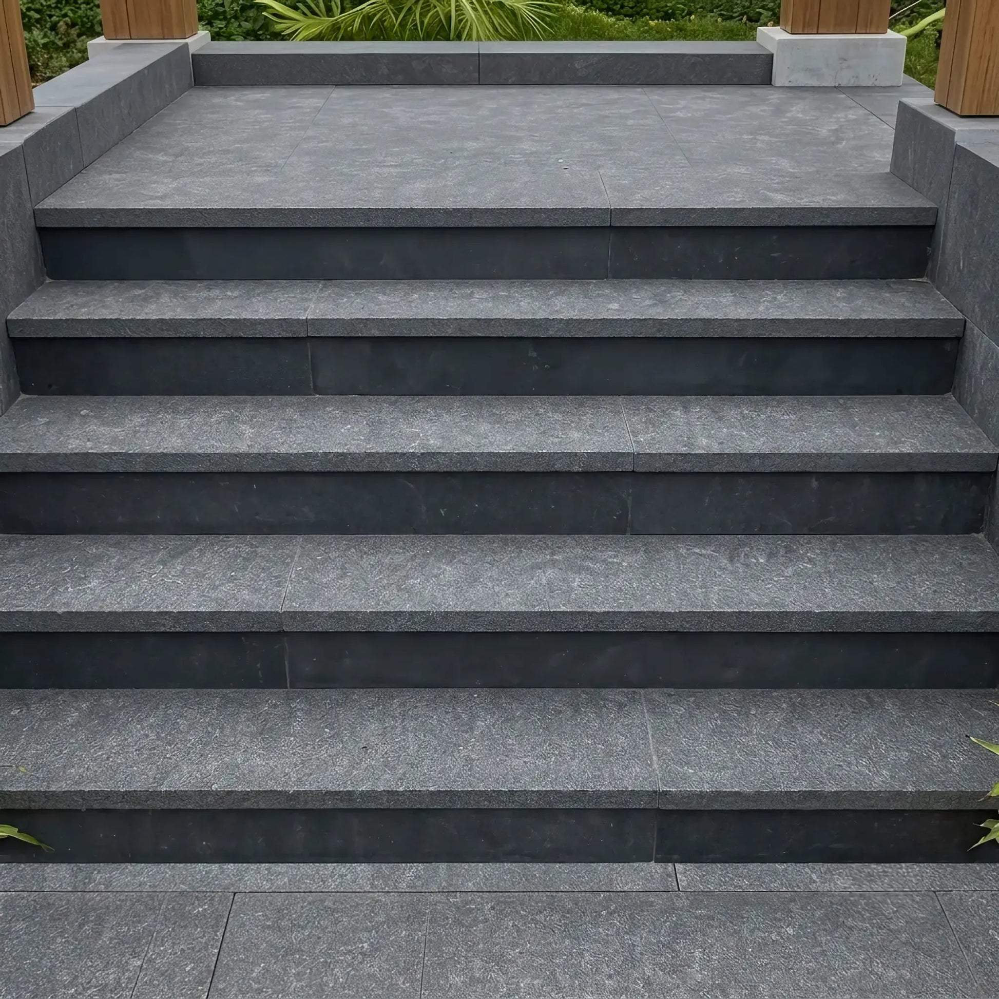 Escalier en BASALTE SUPER BLACK Minéral pierre naturelle