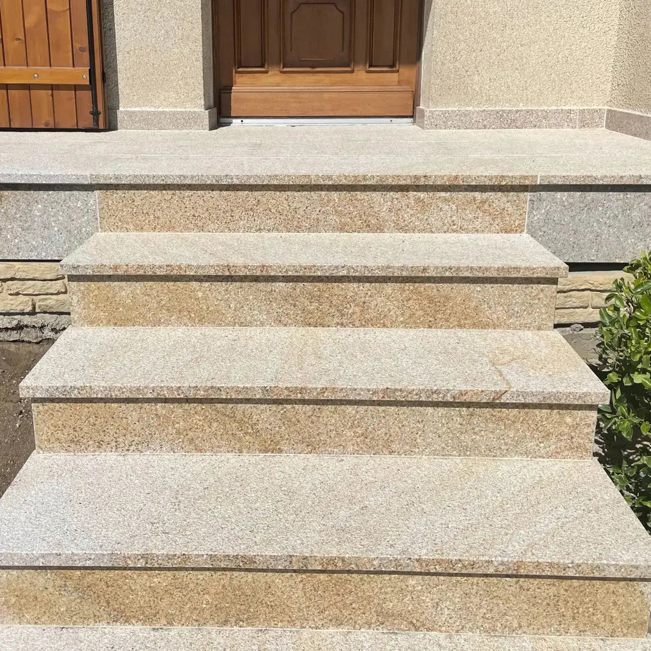 Escalier en granit JAUNE SAVANE - Minéral Pierre Naturelle