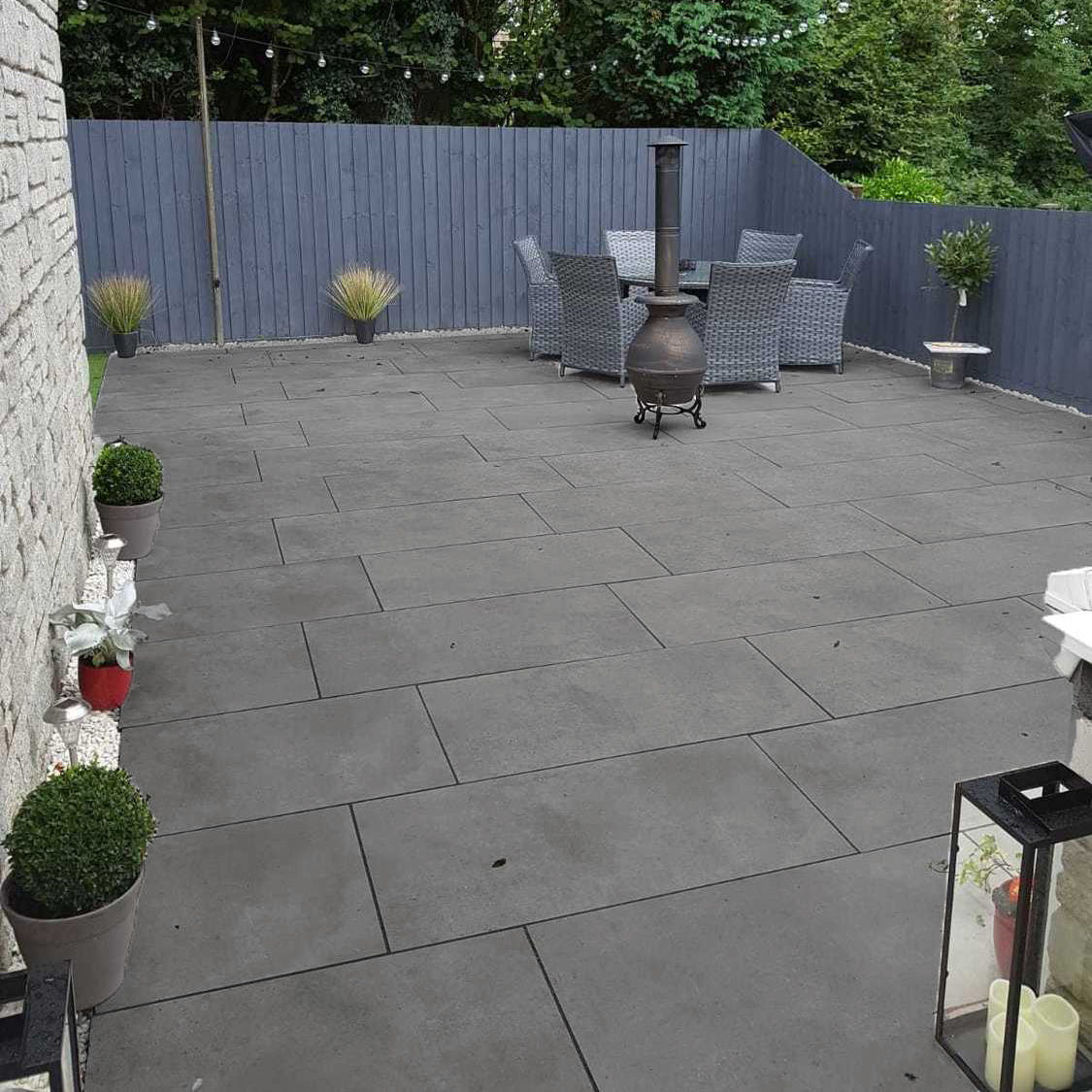 Grès cérame effet béton BETON CENDRÉ 
Finition : Effet béton
Surface antidérapante R-11
Couleur : Gris
Bords : Rectifiés
Dimensions : 60 cm x 60 cm
Épaisseur : 2 cm
Poids : 17.20 kg/dalle soit 1 100 kg/lot de 23.04m² 
Sol Extérieur