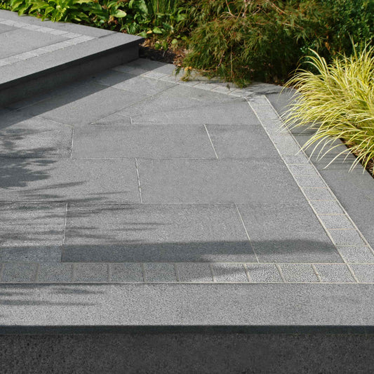 Dallage en granit KURU DARK Minéral pierre naturelle