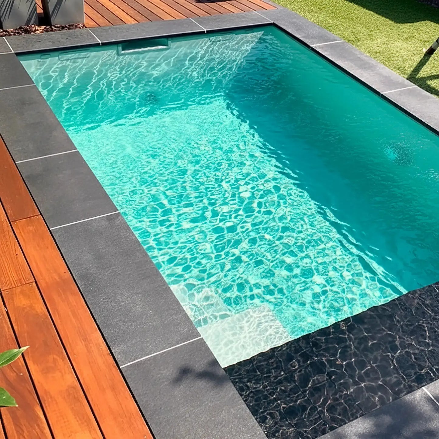 Poolumrandung Basalt SUPER BLACK Minéral Naturstein