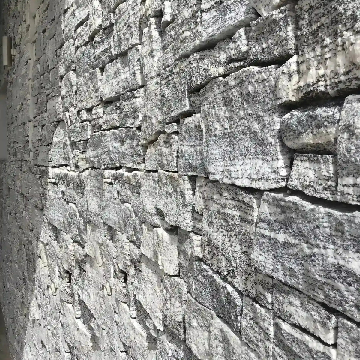Parement en granit MOUNTAIN GREY - Préassemblé + Angles Minéral pierre naturelle