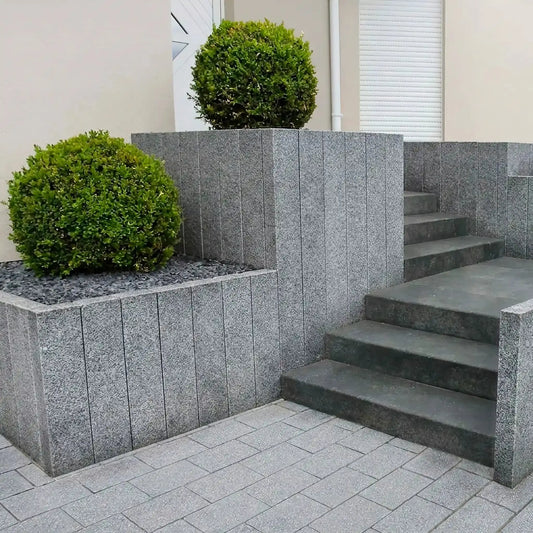 Palissade en granit KURU DARK Flammé Minéral pierre naturelle