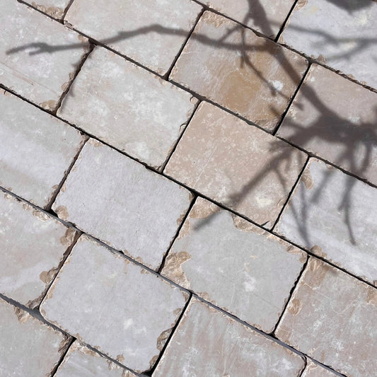 Pavé en pierre calcaire ALMENDRA beige bords sciés - 20 x 14