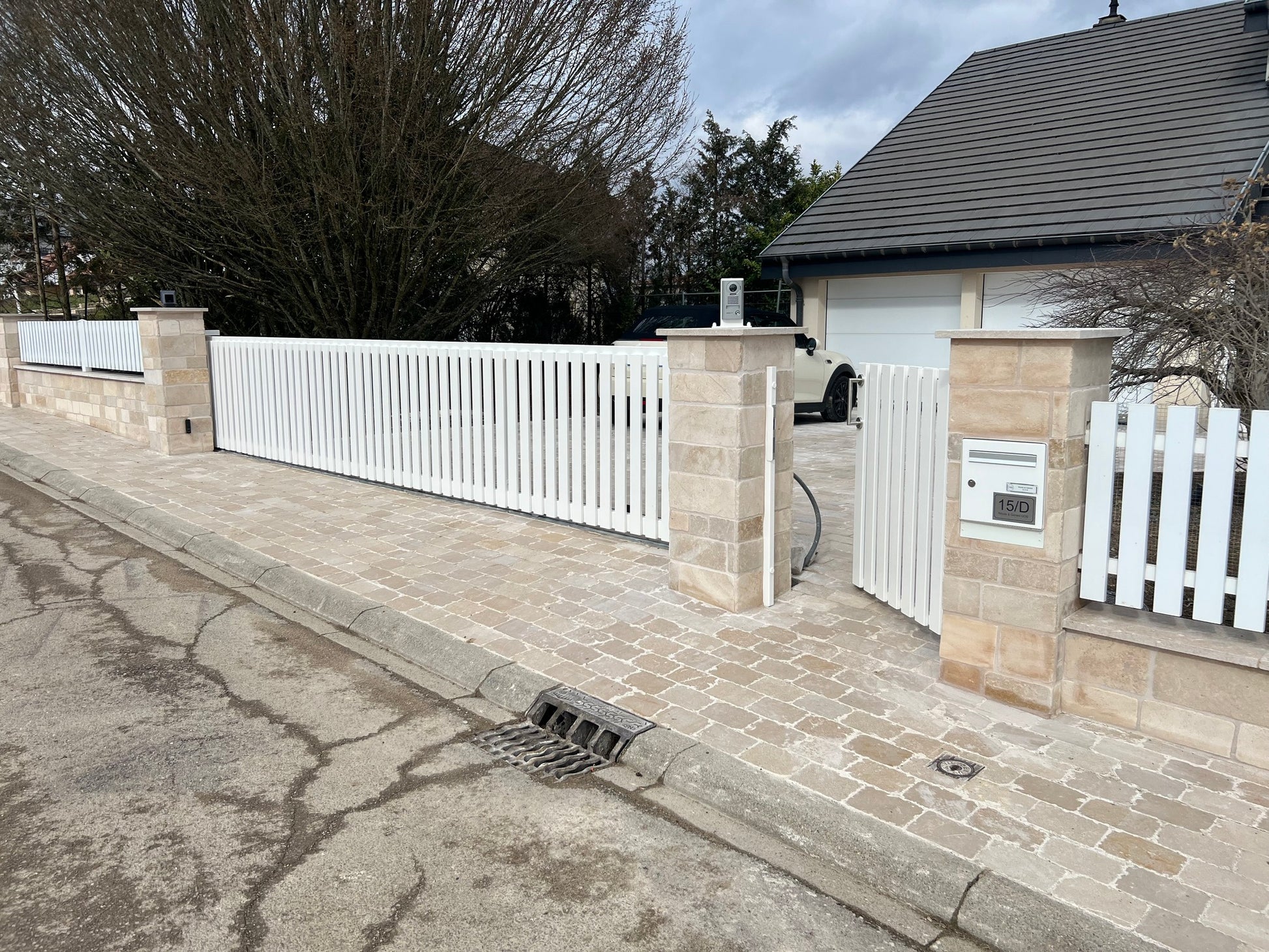 Pavé en pierre calcaire ALMENDRA beige bords sciés - 20 x 14 - Photo réalisation - Devant maison, portail