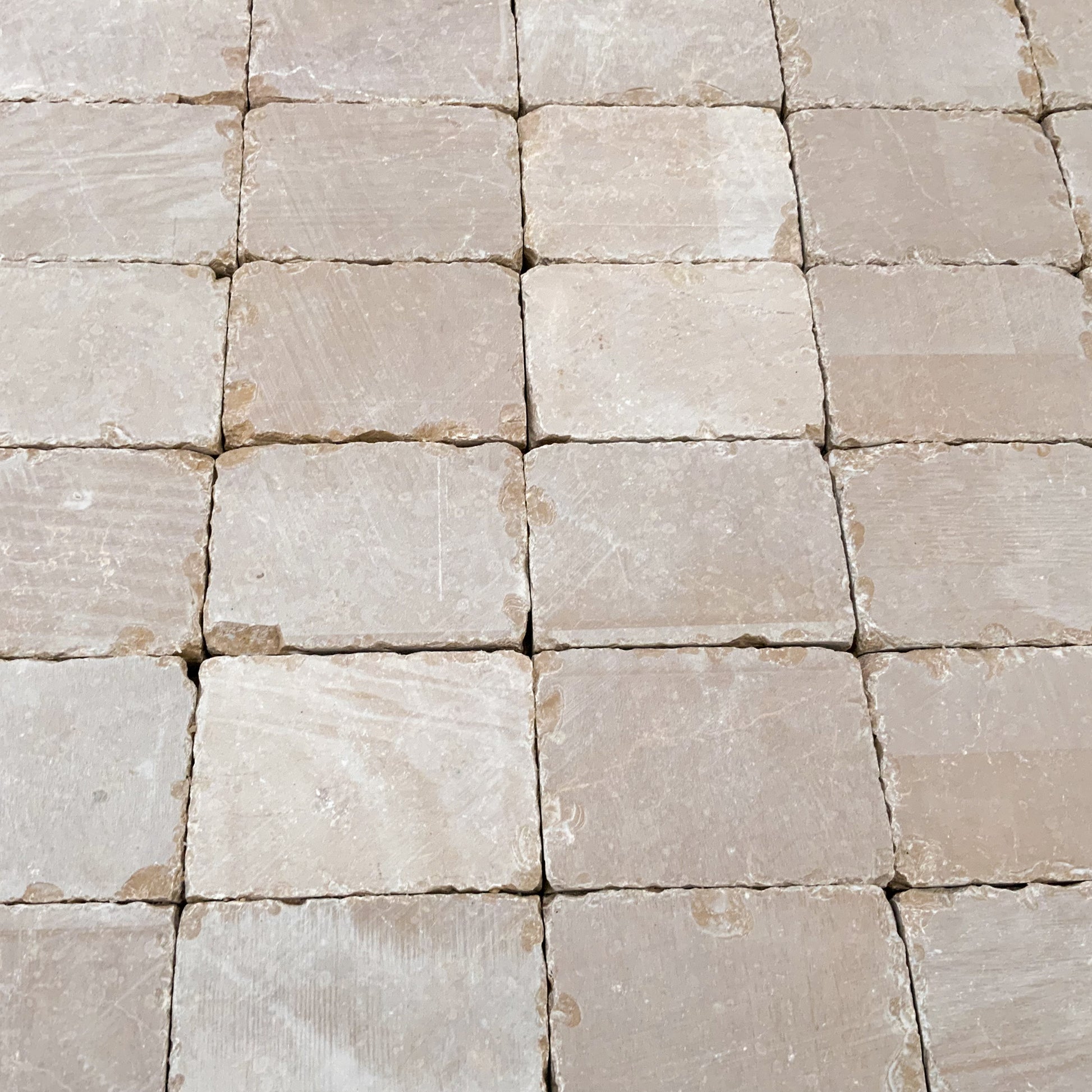 Pavé en pierre calcaire ALMENDRA beige bords sciés - 20 x 14 - Zoom texture