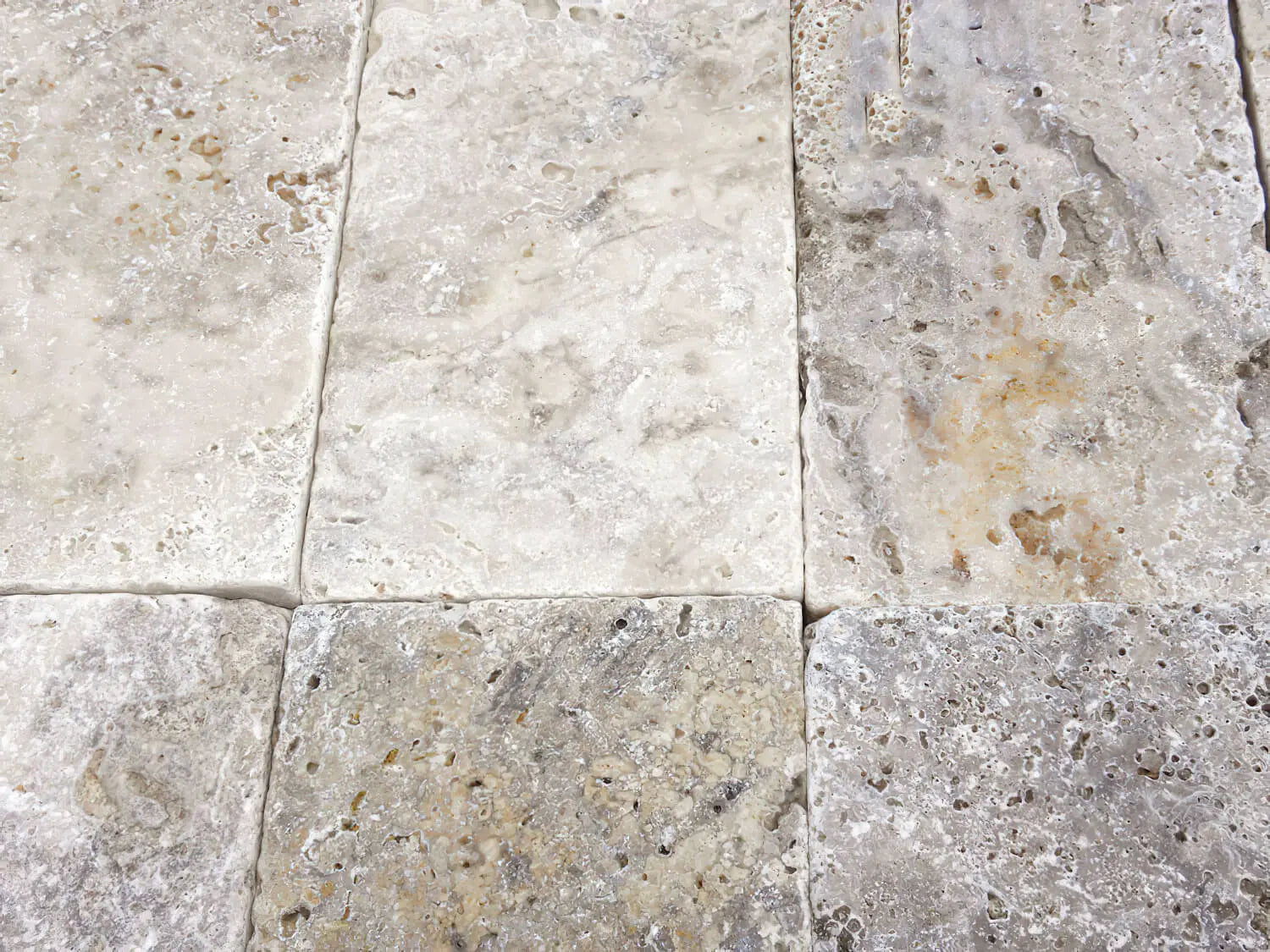 Pavé travertin mix Vieilli, brut.
beige clair au marron doux
Bords droits
Longueur : 20x10x5 cm