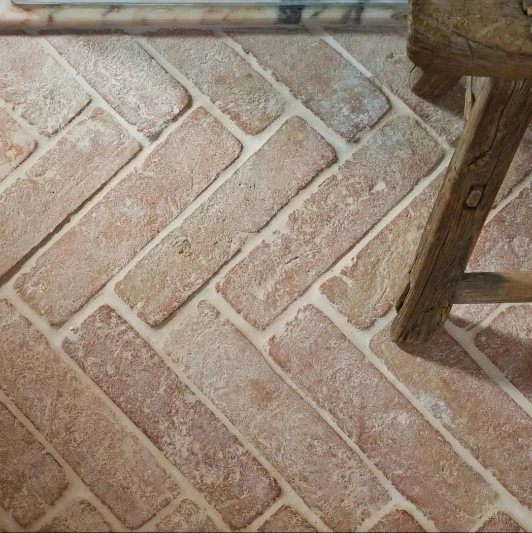 Feine rechteckige Terrakotta-Fliese 30 x 8 cm – massive handgefertigte Terrakotta – Minéral Naturstein