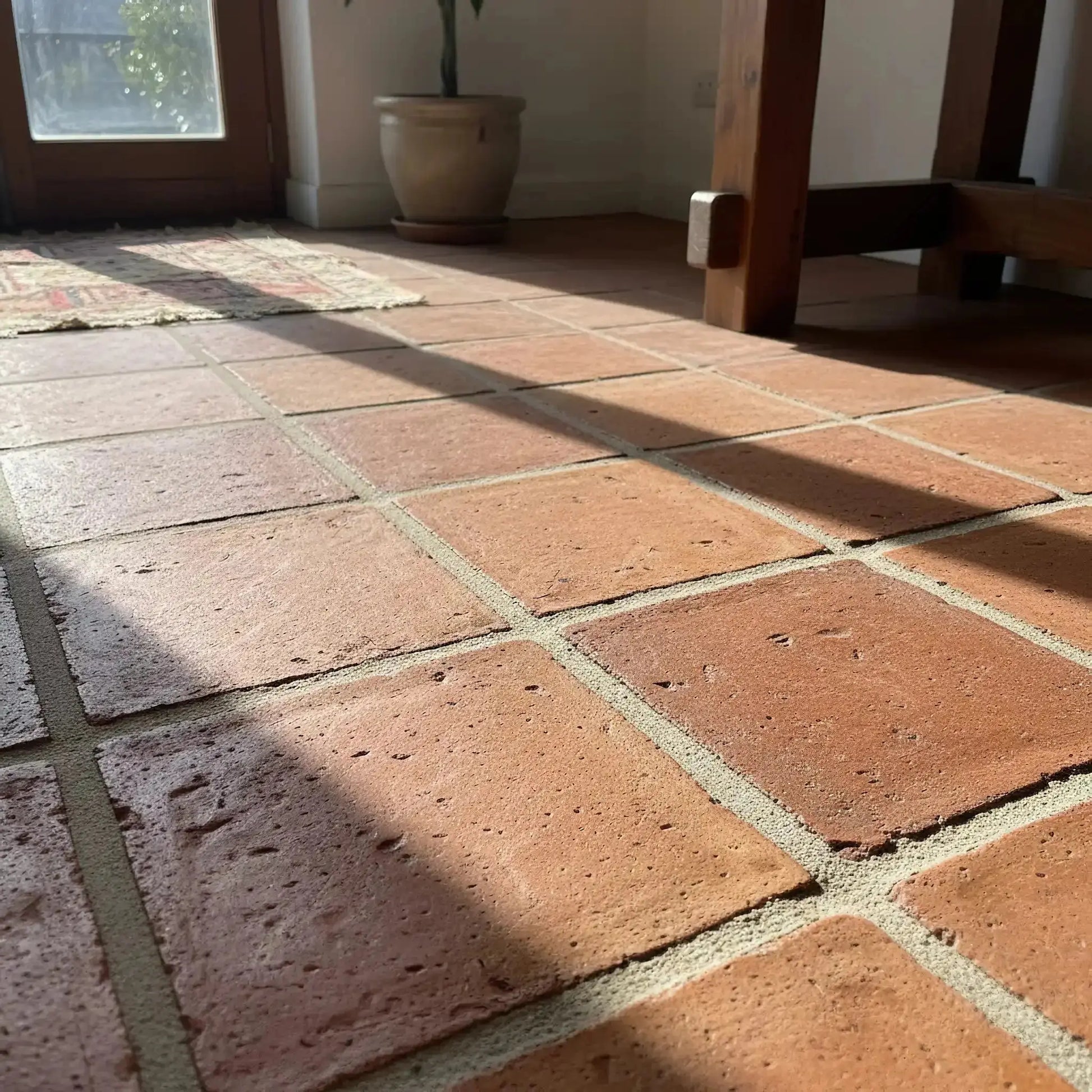Quadratische Terrakotta-Fliese – Minéral Naturstein