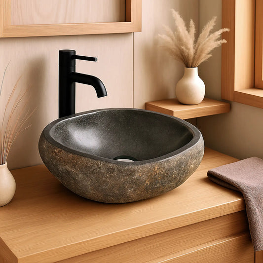 Vasque taillée dans un galet naturel, intérieur marbre gris brillant. Pièce unique, finitions soignées, dimensions 28-35 cm, évacuation incluse. 