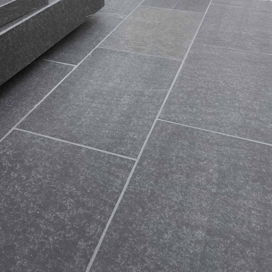 Dallage en BASALTE SUPER BLACK - Minéral Pierre Naturelle